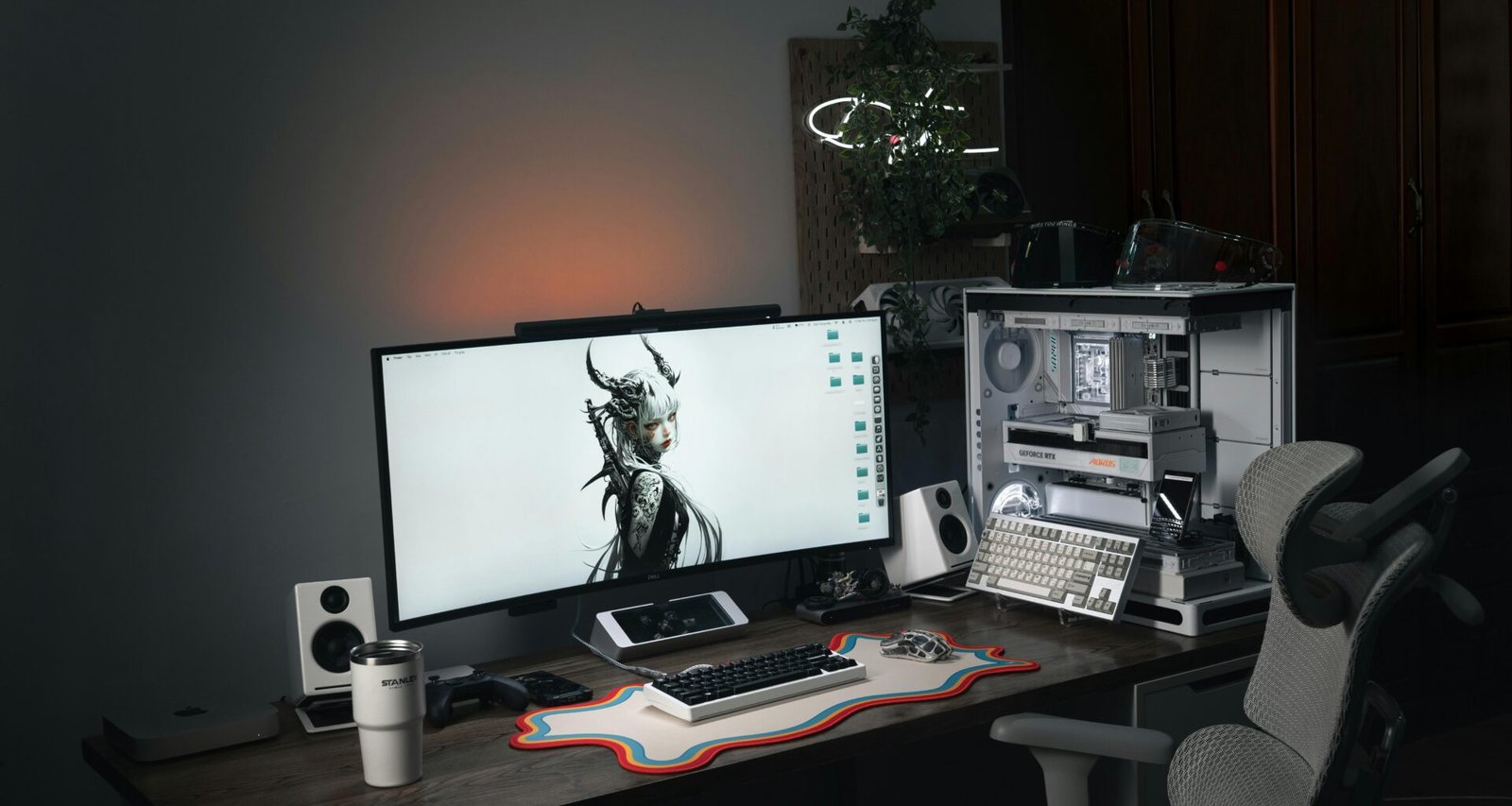 Modernes Computer-Setup mit großem Bildschirm und ergonomischem Gaming-Stuhl an einem Schreibtisch