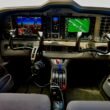 Modernes Flugzeugcockpit mit digitalen Anzeigen und Steuerungen, Fokus auf die technische Ausstattung im Cockpitbereich.
