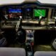 Modernes Flugzeugcockpit mit digitalen Anzeigen und Steuerungen, Fokus auf die technische Ausstattung im Cockpitbereich.