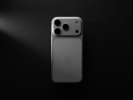 Modernes Smartphone mit drei Kameralinsen auf dunklem Hintergrund, ideal für Technik- und Smartphone-Artikel