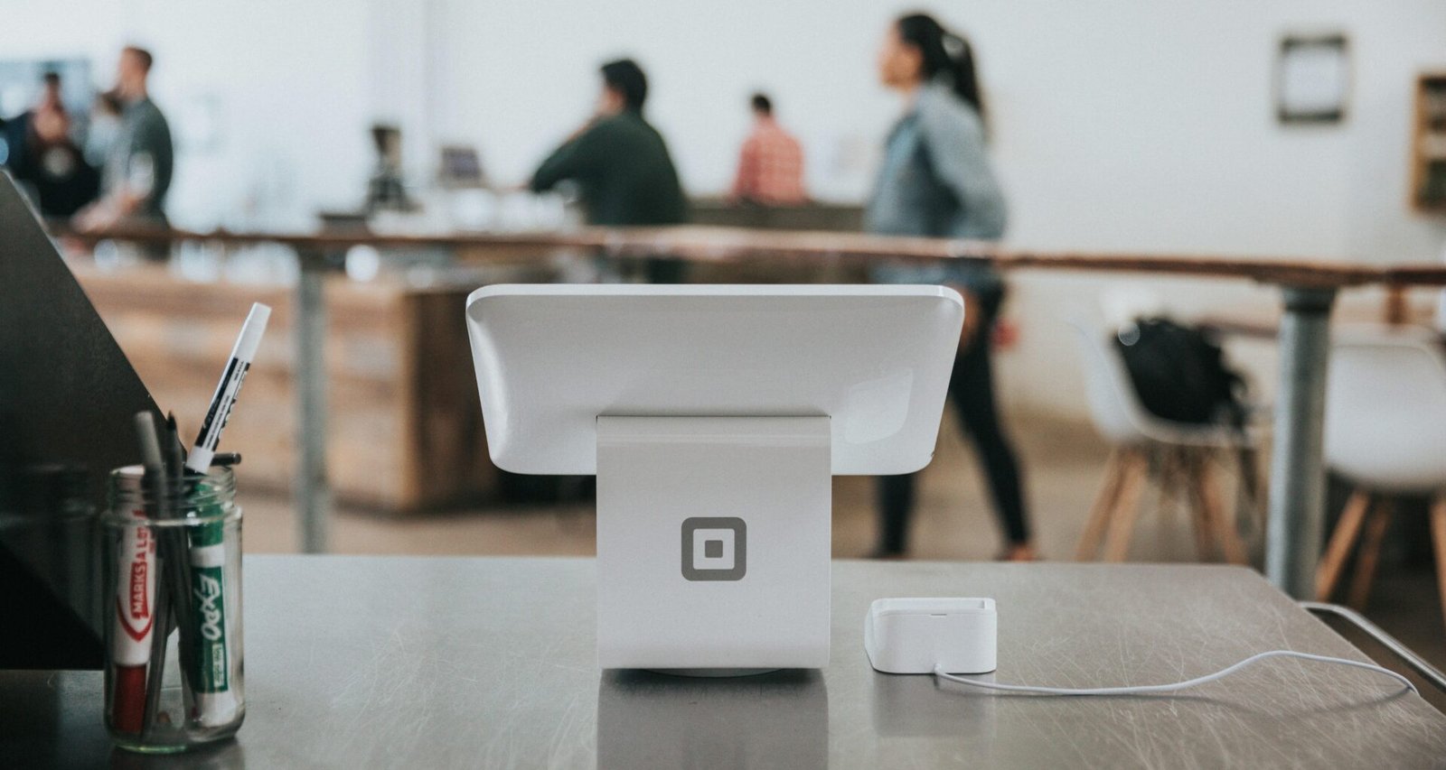 Monitor steht auf einem ordentlichen Schreibtisch in einem modernen Arbeitsumfeld, geeignet für digitale Arbeit und Technikthemen.