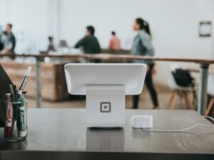 Monitor steht auf einem ordentlichen Schreibtisch in einem modernen Arbeitsumfeld, geeignet für digitale Arbeit und Technikthemen.