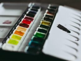 Nahaufnahme einer Farbmischpalette mit verschiedenen Farbtönen, die für künstlerische Arbeiten verwendet werden