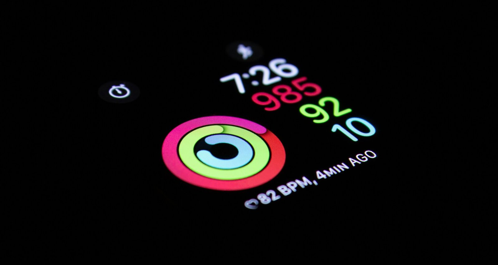 Nahaufnahme eines eingeschalteten elektronischen Geräts mit scharfem Fokus auf Details der Technik