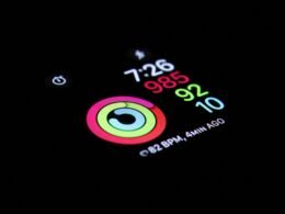 Nahaufnahme eines eingeschalteten Geräts mit sichtbar leuchtender Anzeige, fotografiert von Ryan Stone