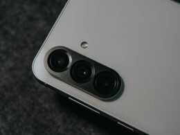 Detailansicht einer dreifachen Smartphone-Kamera, die das moderne Design und die innovative Technologie zeigt.