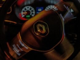 Nahaufnahme eines Lenkrads mit mittig platziertem Fahrzeuglogo, ergonomisches Design und hochwertige Materialien erkennbar