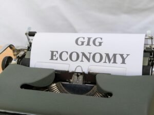 Nahaufnahme einer alten, mechanischen Schreibmaschine mit Fokus auf Tasten und Typenhebel