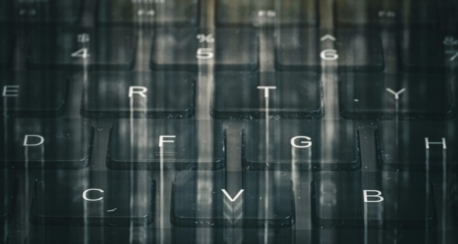 Nahaufnahme einer alten Schreibmaschine mit detailreichen Tasten und Typenhebeln, Fokus auf klassische Textverarbeitung