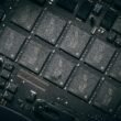 Nahaufnahme einer Computerplatine mit zahlreichen Chips und elektronischen Komponenten