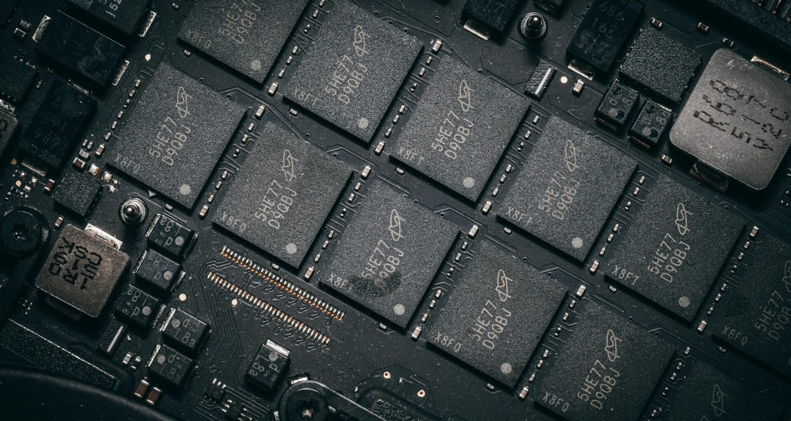 Nahaufnahme einer Computerplatine mit zahlreichen Chips und elektronischen Komponenten