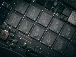 Nahaufnahme einer Computerplatine mit zahlreichen Chips und elektronischen Komponenten