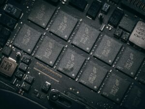 Nahaufnahme einer Computerplatine mit zahlreichen Chips und elektronischen Komponenten