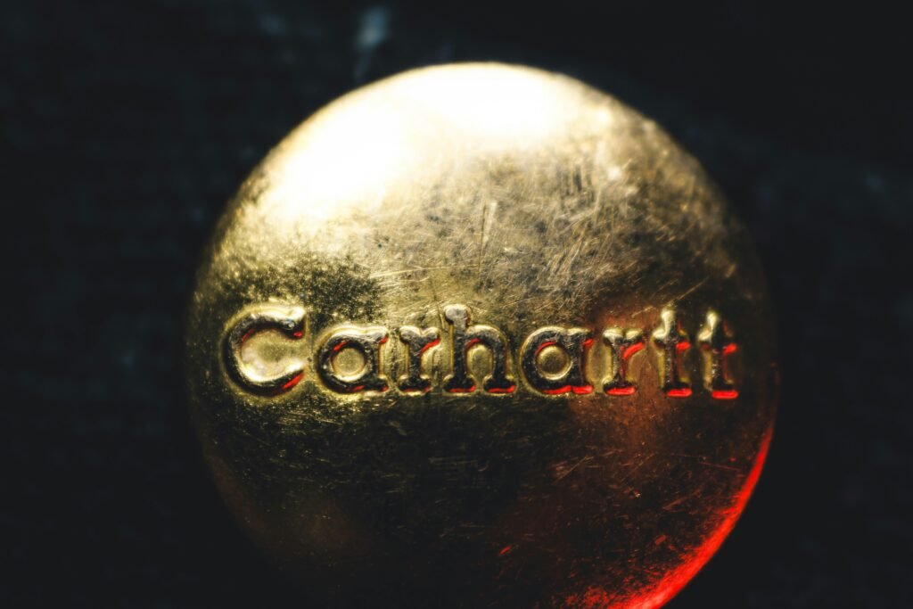 Detailaufnahme einer goldenen Kugel mit der Aufschrift Comfort, geeignet als Symbolbild für Komfort und Design im digitalen Umfeld