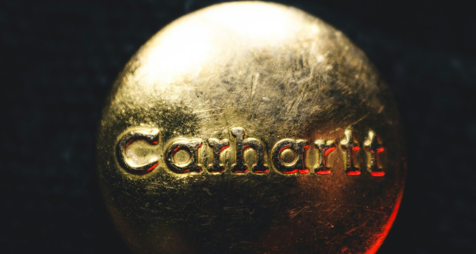 Detailaufnahme einer goldenen Kugel mit der Aufschrift Comfort, geeignet als Symbolbild für Komfort und Design im digitalen Umfeld