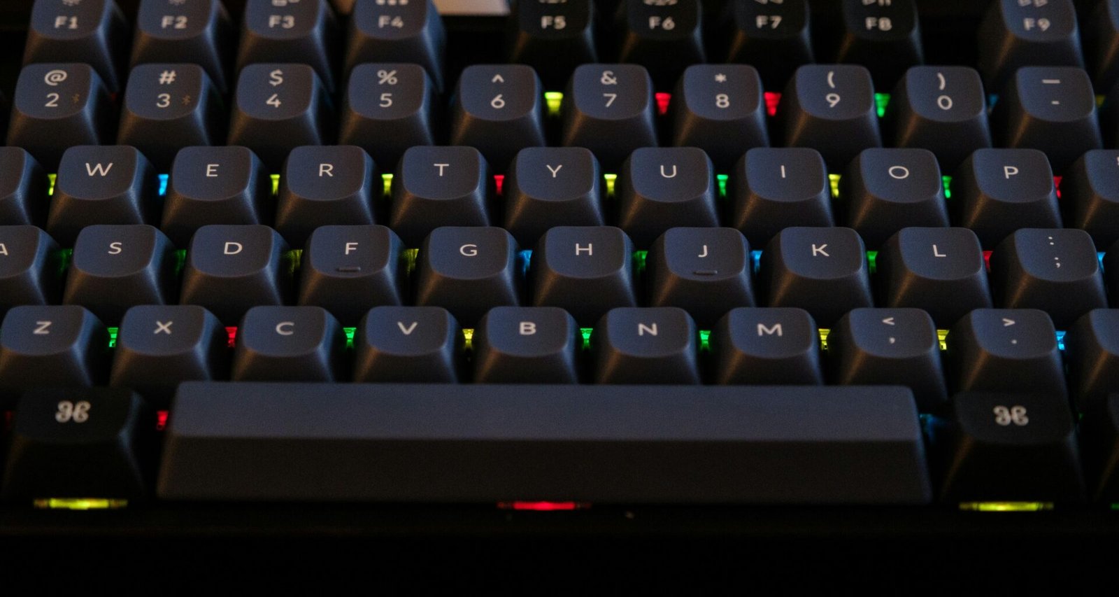 Detailaufnahme einer mechanischen Tastatur mit farbig beleuchteten Tasten, fotografiert für einen Beitrag über Techniktrends.