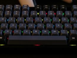 Detailaufnahme einer mechanischen Tastatur mit farbig beleuchteten Tasten, fotografiert für einen Beitrag über Techniktrends.