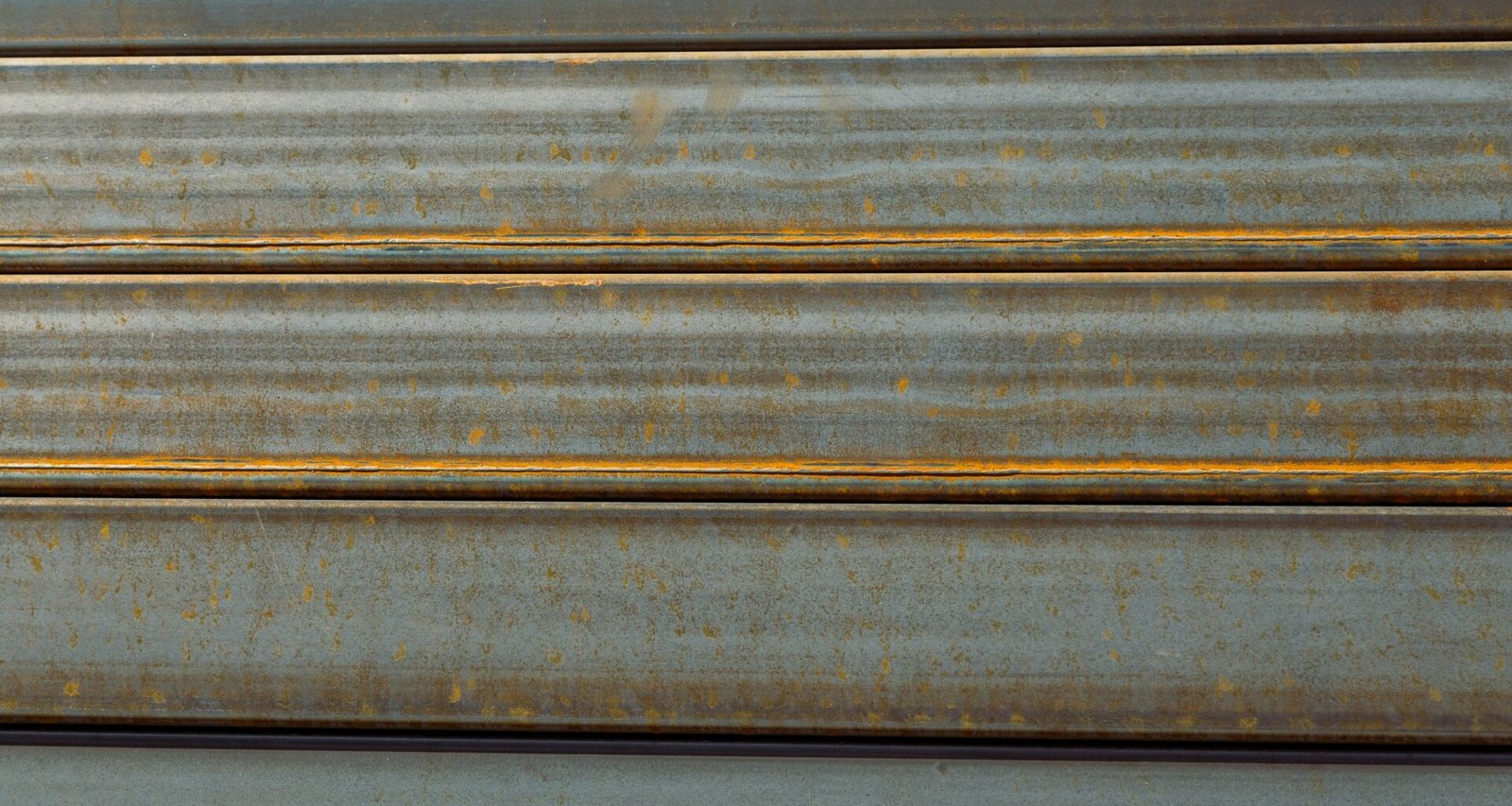 Detailaufnahme einer Metalloberfläche mit sichtbarem Rost und ausgeprägten Strukturveränderungen.