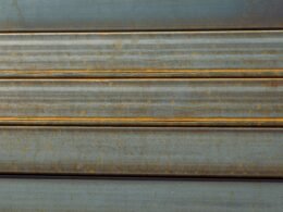 Detailaufnahme einer Metalloberfläche mit sichtbarem Rost und ausgeprägten Strukturveränderungen.