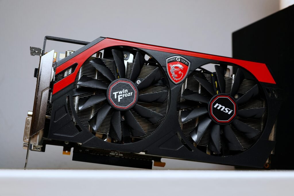 Detaillierte Nahaufnahme einer modernen roten und schwarzen Grafikkarte, die für anspruchsvolle Computeranwendungen genutzt wird.