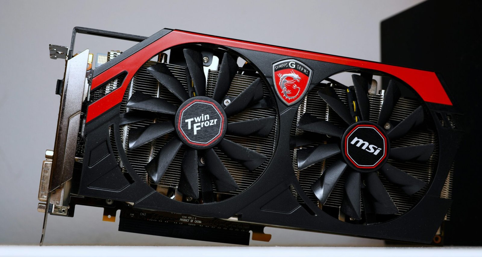 Detaillierte Nahaufnahme einer modernen roten und schwarzen Grafikkarte, die für anspruchsvolle Computeranwendungen genutzt wird.