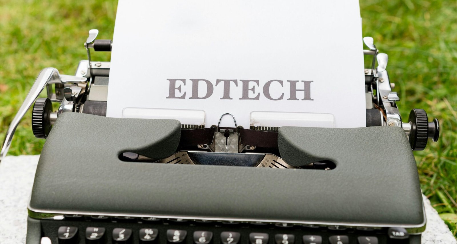 Eine klassische Schreibmaschine in Nahaufnahme, auf der ein weißes Blatt Papier liegt, Fokus auf die Tasten und das Papier