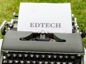 Nahaufnahme von einer alten Schreibmaschine mit einem Blatt Papier, Fokus auf Tasten und Typenhebel