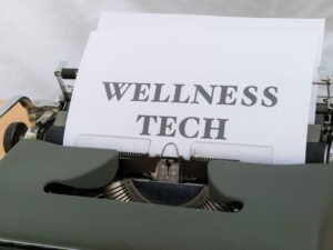 Detailansicht einer mechanischen Schreibmaschine mit eingespanntem Papier auf dem Wagen, Fokus auf die Tasten und das Papier