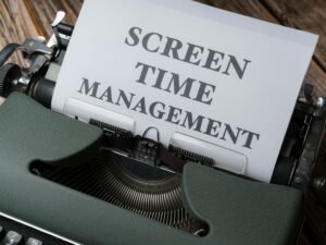 Nahaufnahme einer alten Schreibmaschine mit einem eingeklemmten weißen Zettel, Detailansicht der Tasten und des Papiers