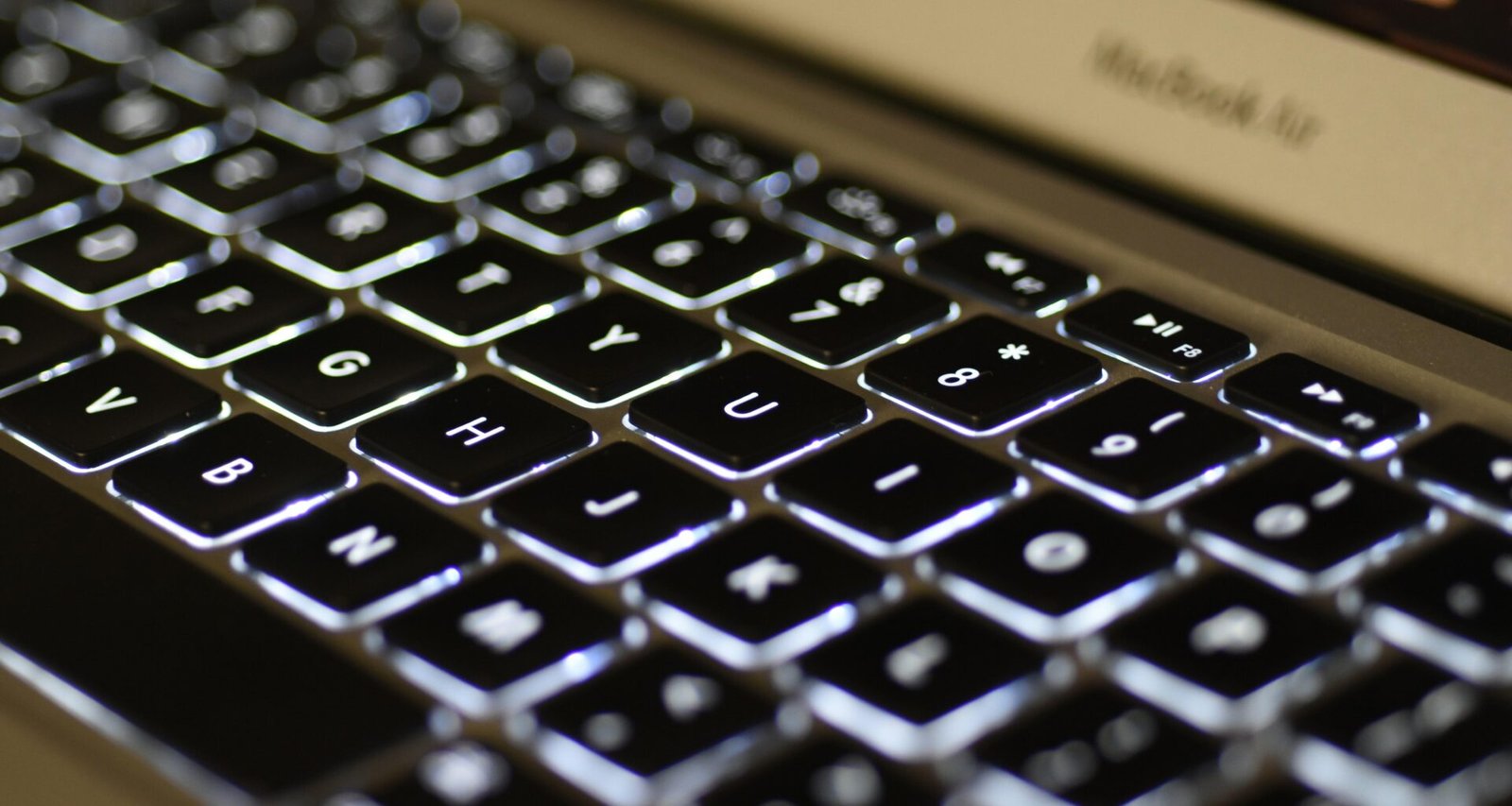 Detailaufnahme einer schwarz-weißen Tastatur, geeignet für Artikel über Technik und digitales Arbeiten