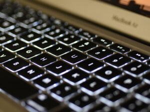 Detailaufnahme einer schwarz-weißen Tastatur, geeignet für Artikel über Technik und digitales Arbeiten