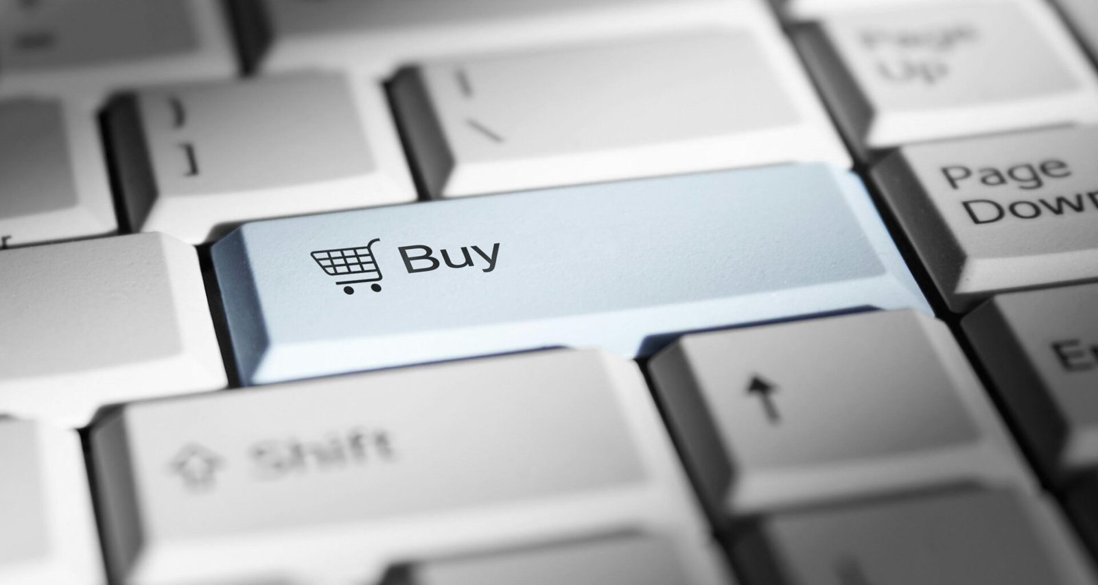 Detailansicht einer Tastatur mit auffälliger 'Buy'-Taste, dargestellt als Symbol für Online-Einkäufe und digitales Marketing.