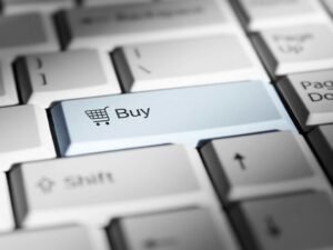 Nahaufnahme einer Tastatur mit einer auffälligen 'Buy'-Taste, Symbol für Online-Einkauf und E-Commerce