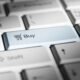 Detailaufnahme einer Tastatur mit hervorgehobener 'Buy'-Taste als Symbol für Online-Shopping und E-Commerce