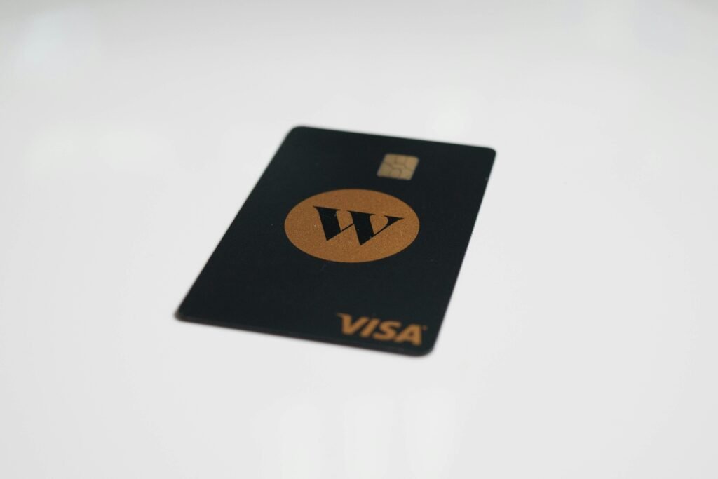 Nahaufnahme einer Visa Kreditkarte, die auf einem Tisch liegt. Fokus auf Kartendetails und modernes Bezahlen.