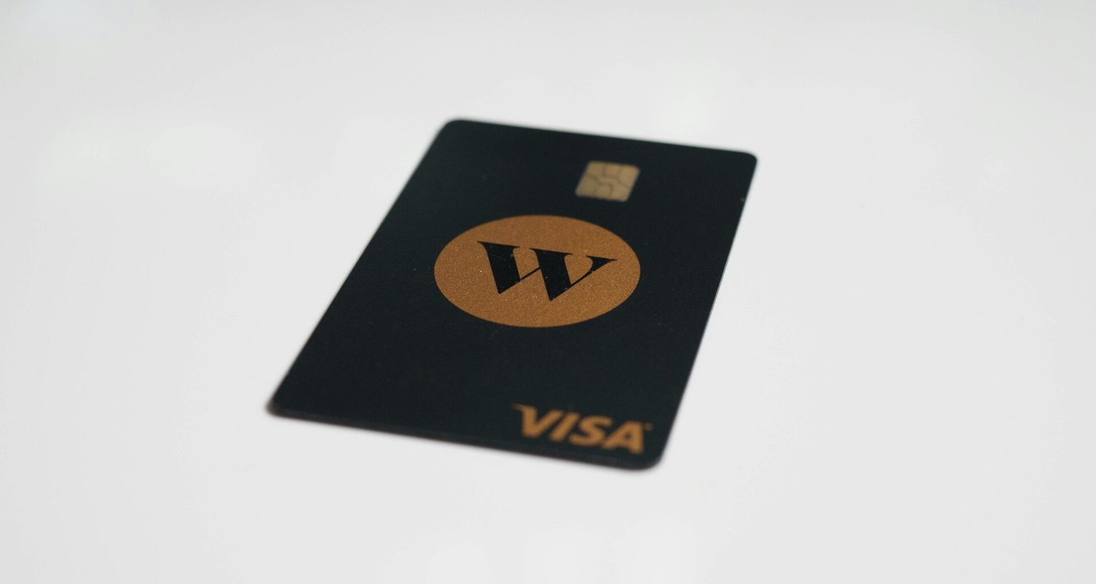 Nahaufnahme einer Visa Kreditkarte, die auf einem Tisch liegt. Fokus auf Kartendetails und modernes Bezahlen.