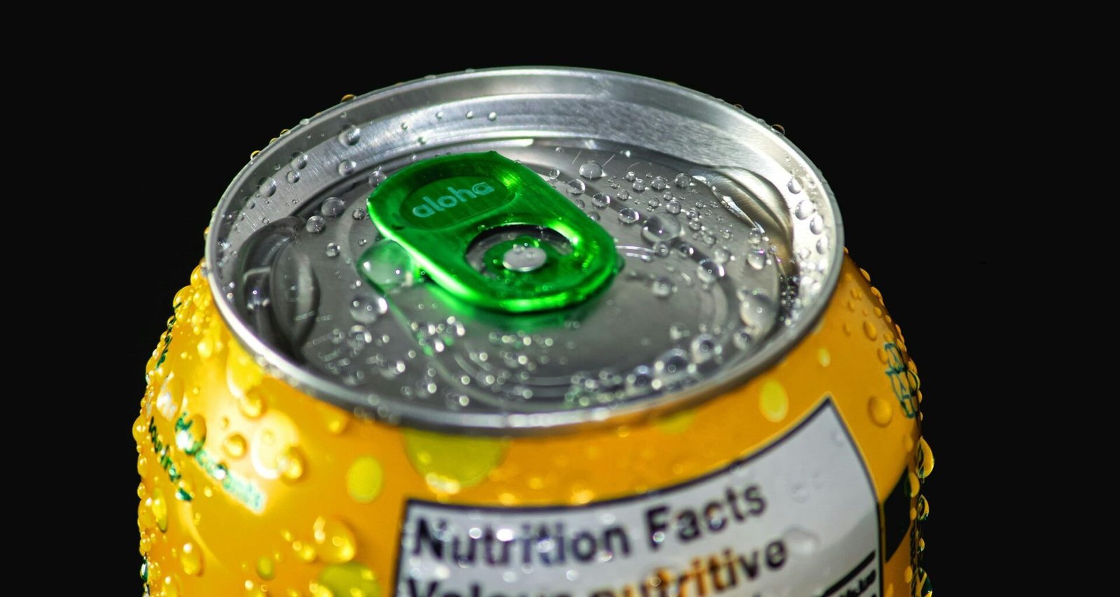 Nahaufnahme einer Wasser-Dose als Beispiel für innovative Verpackungslösungen der Getränkeindustrie