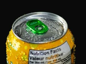 Nahaufnahme einer Wasser-Dose als Beispiel für innovative Verpackungslösungen der Getränkeindustrie