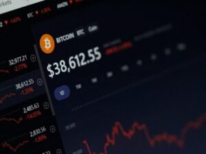 Detailansicht eines Auto-Armaturenbretts mit digitalen Kontrollanzeigen und klassischen Bedienelementen