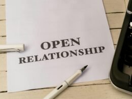 Nahaufnahme eines weißen Blatt Papiers mit einem schwarzen Kugelschreiber – klassisches Symbol für Schreibarbeit