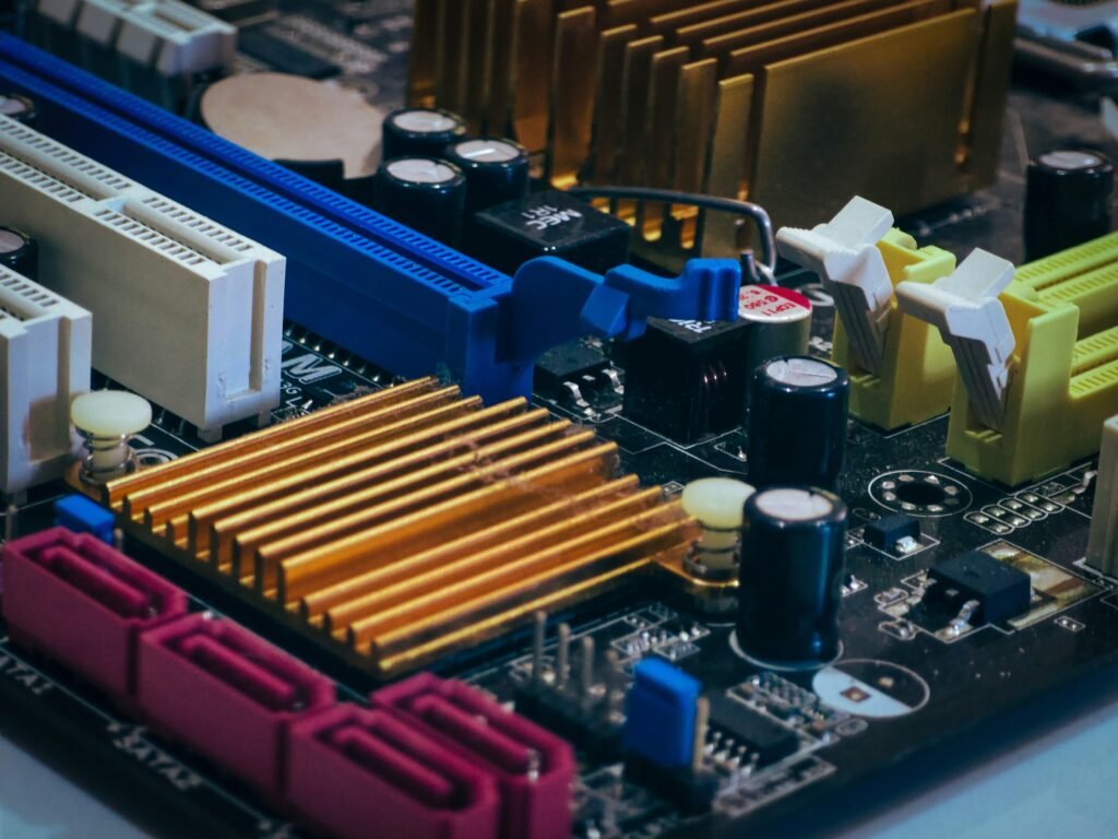 Detailaufnahme einer Computer-Mainboard mit farbenfrohen elektronischen Komponenten und Anschlüssen