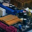 Detailaufnahme einer Computer-Mainboard mit farbenfrohen elektronischen Komponenten und Anschlüssen