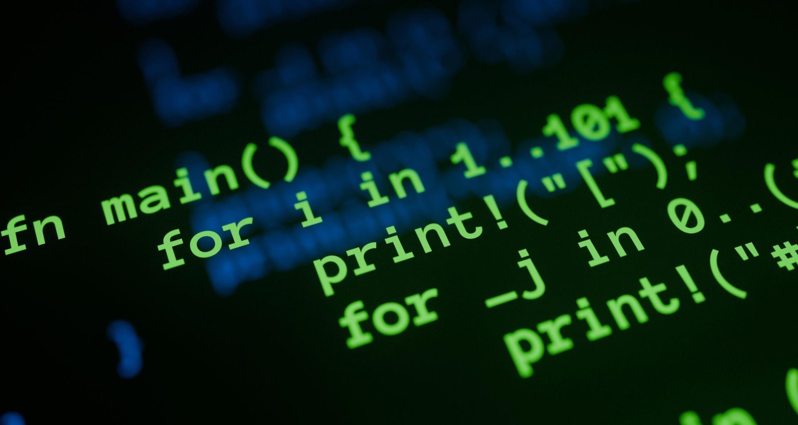 Computerbildschirm mit grünem Programmiercode, Nahaufnahme für Artikel zu IT, Technologie oder Online Marketing.