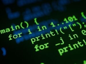 Computerbildschirm mit grünem Programmiercode, Nahaufnahme für Artikel zu IT, Technologie oder Online Marketing.