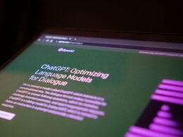 Nahaufnahme eines Computerbildschirms mit unscharfem Hintergrund, passt zu digitalen Arbeitsumgebungen und Technikthemen.