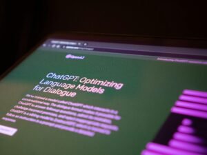 Nahaufnahme eines Computerbildschirms mit unscharfem Hintergrund, passt zu digitalen Arbeitsumgebungen und Technikthemen.