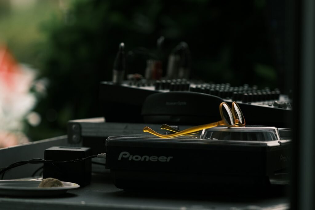 Nahaufnahme eines Smartphones auf einem Tisch, perfekt geeignet für Beiträge über mobile Technik oder Online Kommunikation.