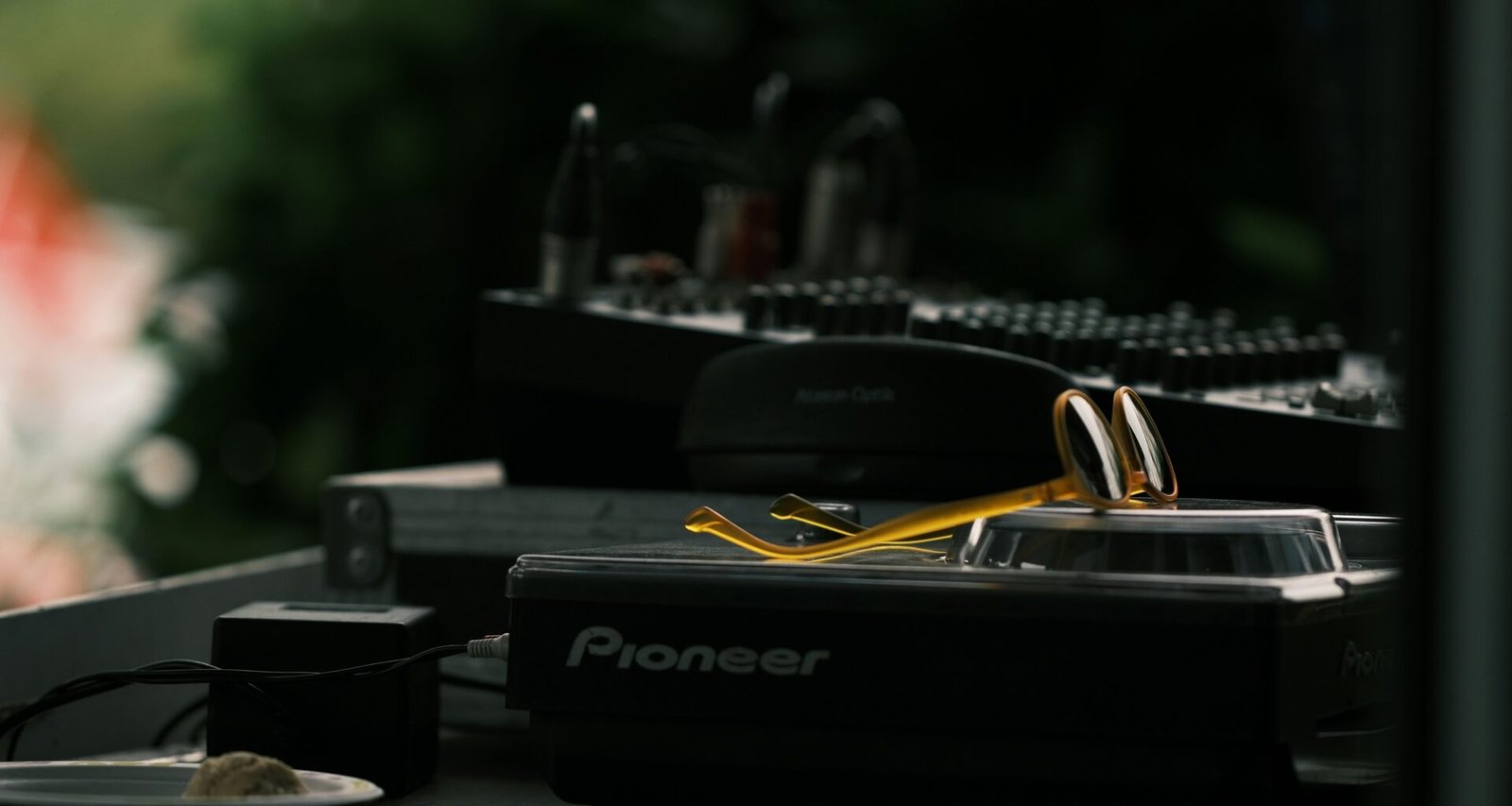 Nahaufnahme eines Smartphones auf einem Tisch, perfekt geeignet für Beiträge über mobile Technik oder Online Kommunikation.