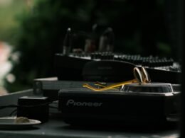 Nahaufnahme eines Smartphones auf einem Tisch, perfekt geeignet für Beiträge über mobile Technik oder Online Kommunikation.