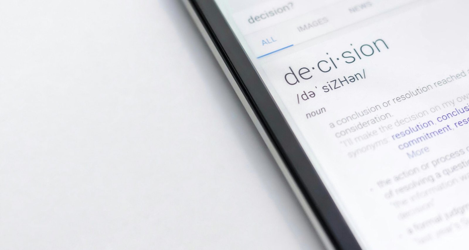 Nahaufnahme eines auf einem Tisch liegenden Smartphones, Fokus auf das moderne Mobilgerät und Arbeitsumgebung.